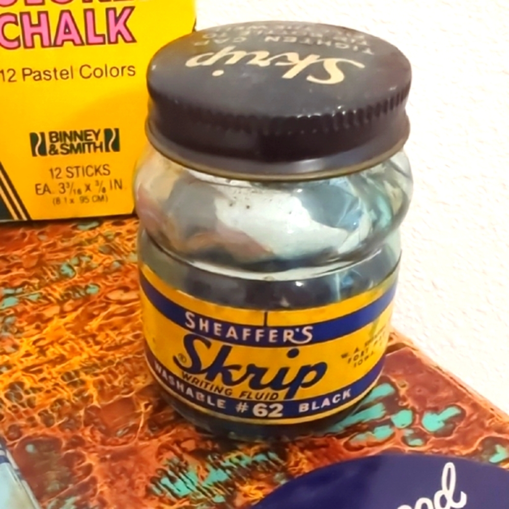 Vintage Collectible Lot with Various Items - Picture 5 of 9